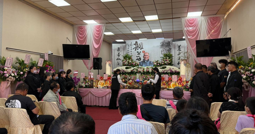 一名女受災戶在洪災當下拉著身障兒逃到屋頂，接著馬上回到屋內營救百歲的老父親，無奈為時已晚，讓她深感自責。（圖／翻攝自臉書，楊華美 花蓮縣議員）