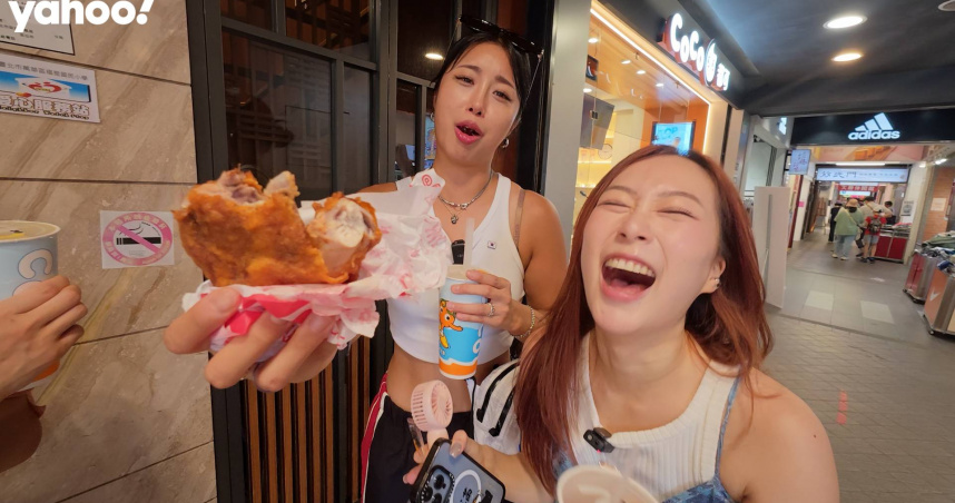 咪蕾（右）帶陸軍女軍官Sunny吃台灣美食。（圖／Yahoo x 咪蕾提供）