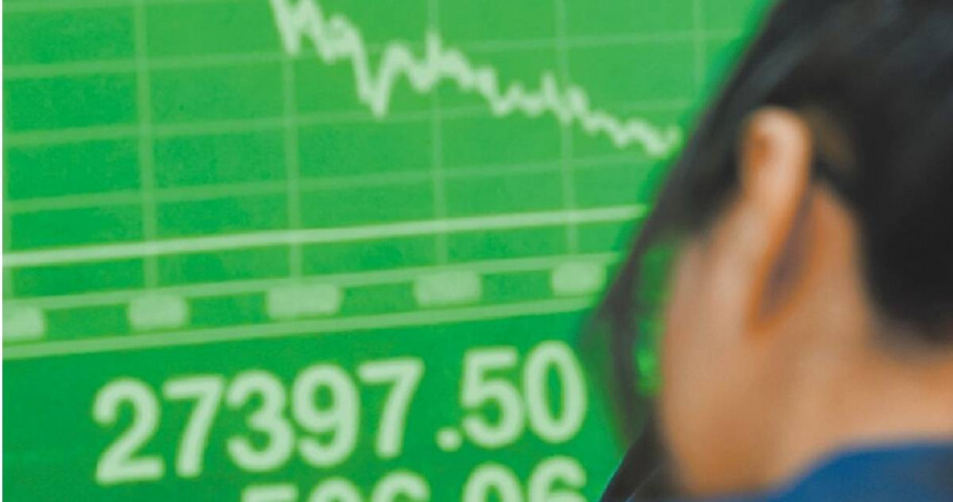 傳產業者直言，新台幣升值「絕對是壓垮傳產的最後一根稻草」。圖為台股14日開低震盪，終場重挫506點。（圖／鄧博仁攝）