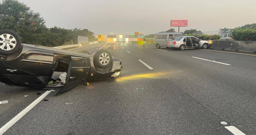 國道1號雲林虎尾段16日清晨發生3車追撞翻覆事故，19歲男乘客遭拋飛至車道當場身亡。（圖／翻攝畫面）
