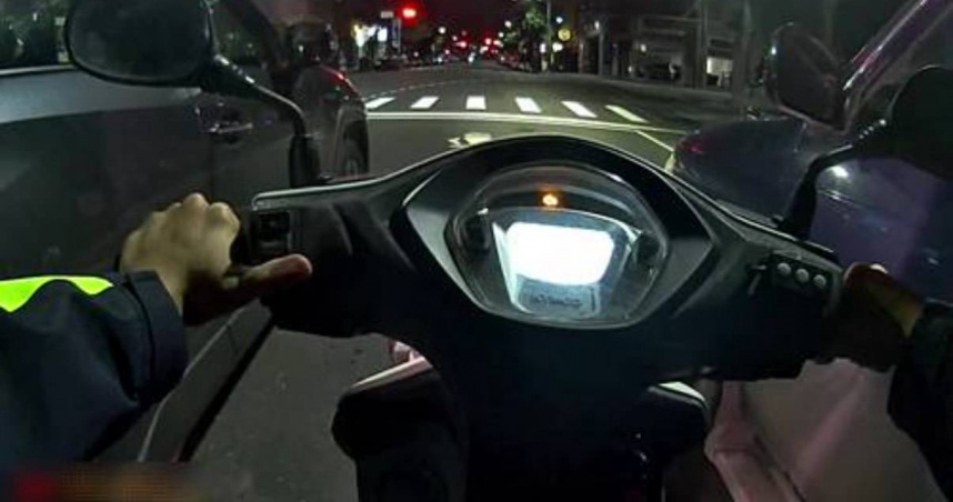 巡邏員警見貨車拒檢逃逸，立即追捕並展開攔截圍捕機制。（圖／翻攝畫面）