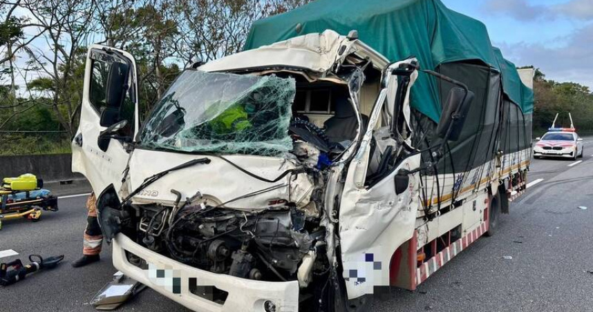 國道1號新竹段小貨車輪胎脫落引發4車連環追撞，大貨車車頭嚴重變形，駕駛受困救出時已無呼吸心跳。（圖／翻攝畫面）
