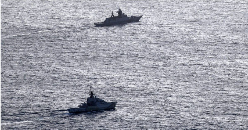 英國皇家海軍近海巡邏艦「塞文號」（下方），正在英國海岸附近跟蹤俄羅斯輕型巡防艦「斯托伊基號」。（圖／達志／美聯社）