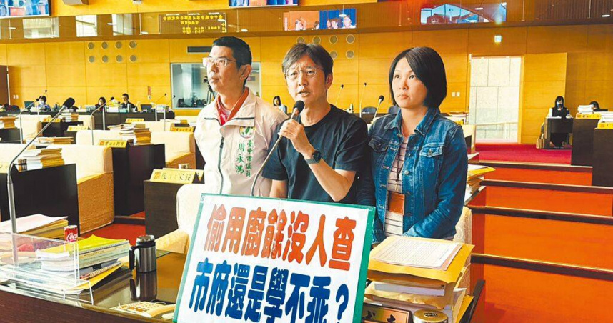 台中市議員江肇國（中）26日在議會披露大肚區某養豬場疑偷用廚餘養豬。（圖／市議員江肇國提供）