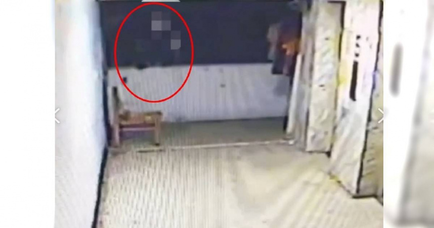 北市萬華分局西門町派出所日前獲報有多起住宅竊盜案件，最終鎖定一名黃姓男子身手矯健沿著外牆一路爬進住家行竊。（圖／翻攝畫面）