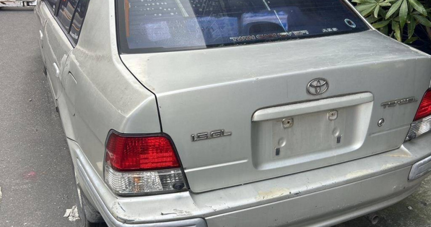 根據新北市交通事件裁決處統計數據顯示，民國114年1月至10月間，未懸掛號牌的汽、機車停占道路的違規總件數已達429件，較前一年同期增加了77件。（圖／翻攝畫面）