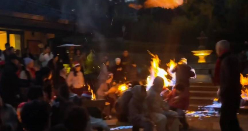 浙江省湖州市莫干山裸心堡渡假村在舉辦聖誕節點燈儀式期間，火盆突然迸發大火，導致多人衣物被點燃。（圖／翻攝自極目新聞）