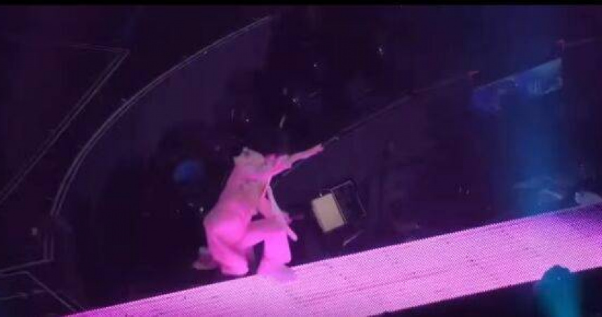 五月天阿信與「F3」言承旭、吳建豪、周渝民今（22日）晚在大陸上海開唱，驚傳他在表演一半從2公尺高舞台摔落。（圖／翻攝自微博／新浪熱點）