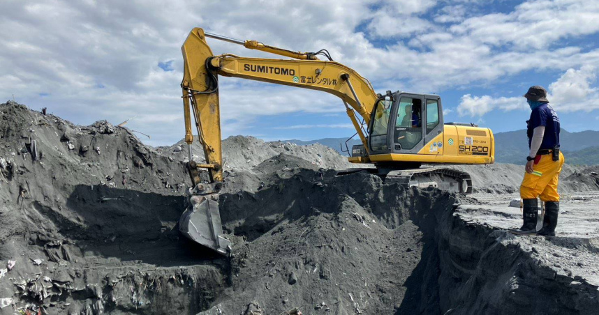 佛祖街堤防清淤工作。圖攝於10月17日。（圖／翻攝自花蓮縣政府官網）