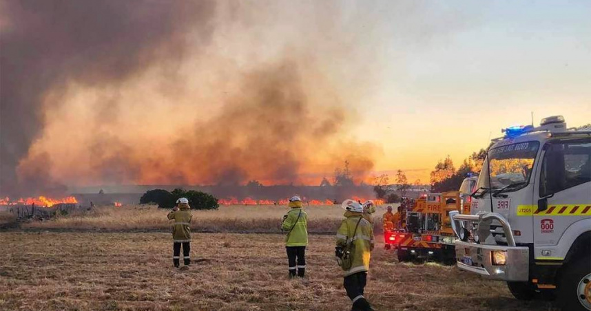 澳洲維多利亞州多地出現森林與草原火災，火勢迅速蔓延至農村與民宅區。（示意圖／達志／美聯社）