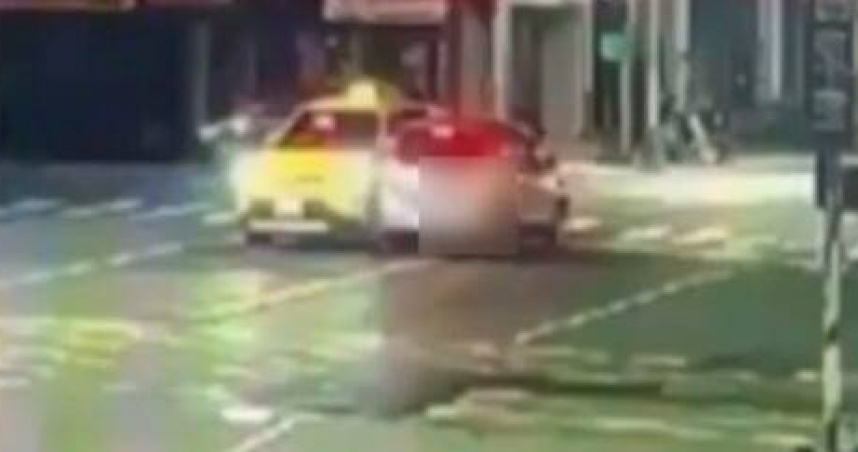 高雄65歲翁撞計程車狂飆落跑，兒衝現場怒嗆警下場曝光。（翻攝畫面）