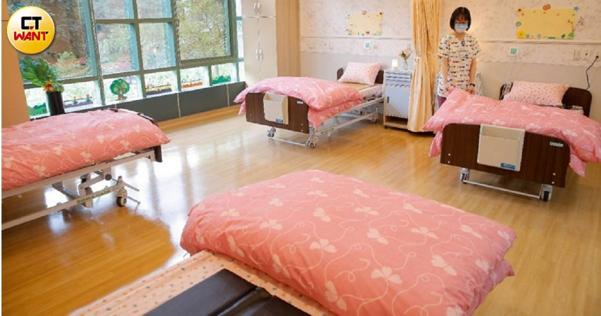 超高齡社會來襲，不少人須兼顧長輩與晚輩，蠟燭兩頭燒。（示意圖／黃耀徵攝）