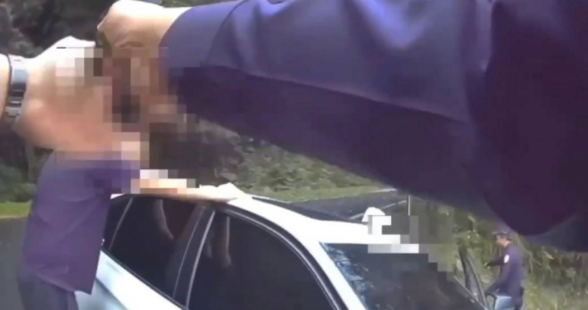 詐騙集團騙走邱女2000萬後還想繼續行騙，遭警方持槍逮捕、移送法辦。（圖／翻攝畫面）