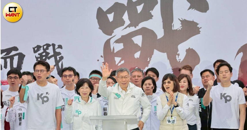 民眾黨29日下午於凱達格蘭大道舉辦「上凱道討公道」集會遊行，創黨主席柯文哲登台致詞，呼籲支持者團結延續「新政治」。（圖／黃耀徵攝）