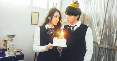 清新女聲鄭馥儀（左）新歌MV邀請到AcQUA源少年貢丸出演。（圖／華研提供）