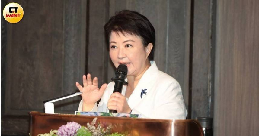 台中市長盧秀燕批評燃煤機組重啟恐加劇空汙，呼籲中央檢討能源政策，避免讓人民「用肺發電」。（圖／黃耀徵攝）