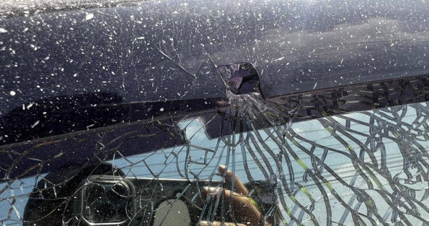 台中4名男子涉嫌持空氣槍沿路隨機掃射，造成車窗及店家玻璃受損，警方循線逮人並查扣空氣槍、鋼珠彈等證物。（圖／翻攝畫面）