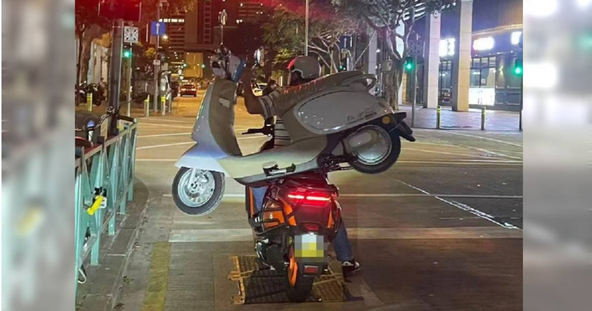 有澳門民眾在路上看到一名機車騎士單手騎車，後座竟載了另一輛機車，危險畫面在社群上引發熱議。（圖／翻攝自臉書／澳門道路情報）