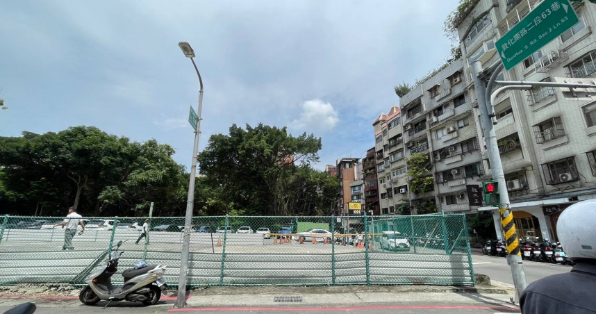 位於北市敦化南路二段63巷一處停車場背後竟牽扯已故國防部副部長張國英家屬與國防部一連串角力。（圖／李咨儀提供）