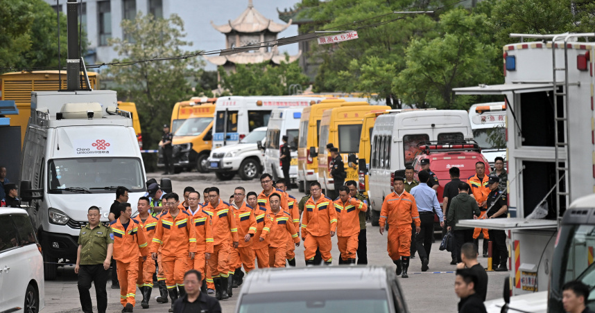 山西煤礦氣爆死傷慘重，現場救難人員仍不眠不休地全力搜救失聯人員。（圖／達志／路透社）