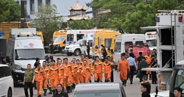 山西煤礦氣爆死傷慘重,現場救難人員仍不眠不休地全力搜救失聯人員。(圖/達志/路透社)