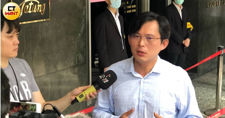 民眾黨主席黃國昌新書內容引發昔日時代力量成員對2018年勞基法抗爭的不同詮釋。（圖／李宗明攝）