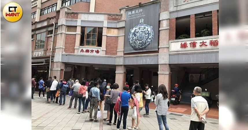 台北市衛生局公告，迪化街商圈自8月1日起全面實施戶外禁菸，民眾若未在指定吸菸區吸菸，最高可處1萬元罰鍰。（圖／李蕙璇攝）