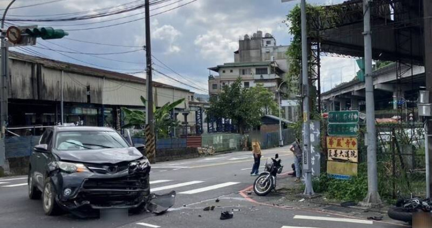 新店黃牌重機遭左轉休旅車撞飛　30歲騎士卡貨車底命危
