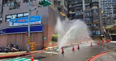 基隆4公尺水柱狂噴1249戶急停水居民嚇壞搶修畫面曝。（圖／翻攝畫面）