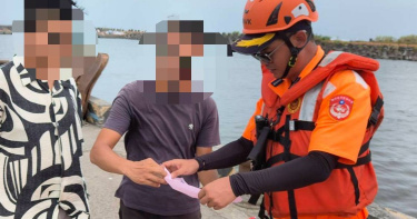 巴威颱風來襲，但10日仍有11位民眾違法進入警戒區從事觀浪及垂釣等活動遭開罰。（圖／翻攝畫面）