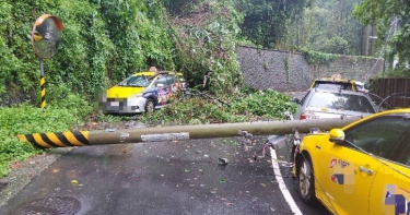 北投中山路、地熱谷旁下午2時許疑不敵強烈雨勢，邊坡泥土滑落。（圖／翻攝畫面）