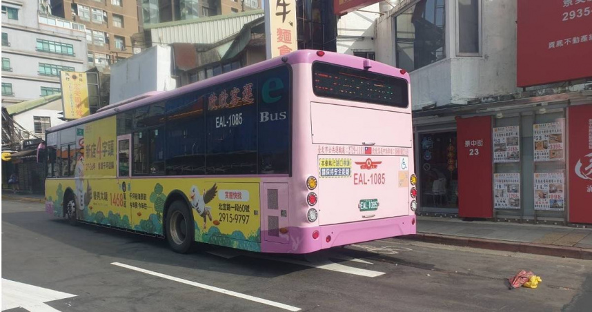 快訊／北市公車輾斃婦人　6旬婦卡車底明顯死亡
