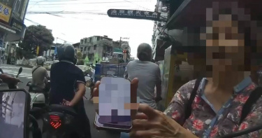 邱姓老婦人為每趟2000元報酬成為車手，因迷路而遭員警察覺有異、揭露犯行。（圖／翻攝畫面）
