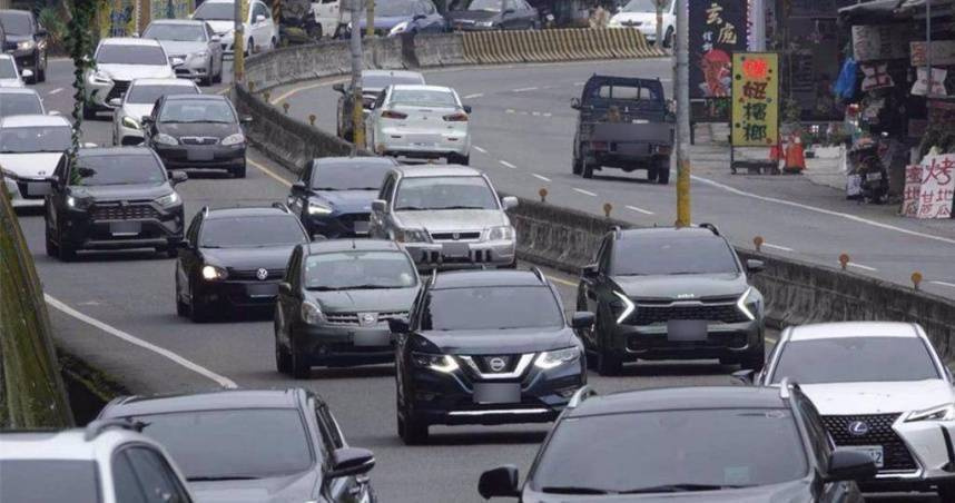 明（28日）是連續假期最後1日，公路局預估將湧現返程車潮，請用路人注意省道及快速公路易壅塞路段。（示意圖／報系資料照）