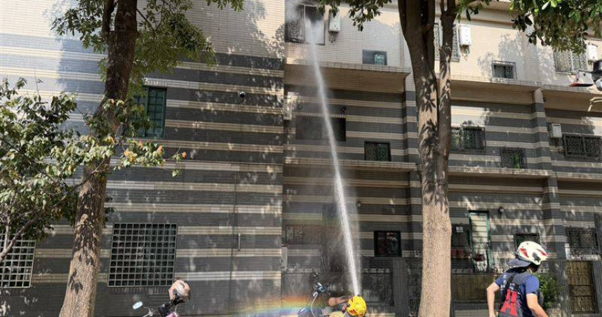 新竹竹北六家透天住宅火警！社區「ㄇ字型」救援困難　3人受困1人OHCA送醫搶救
