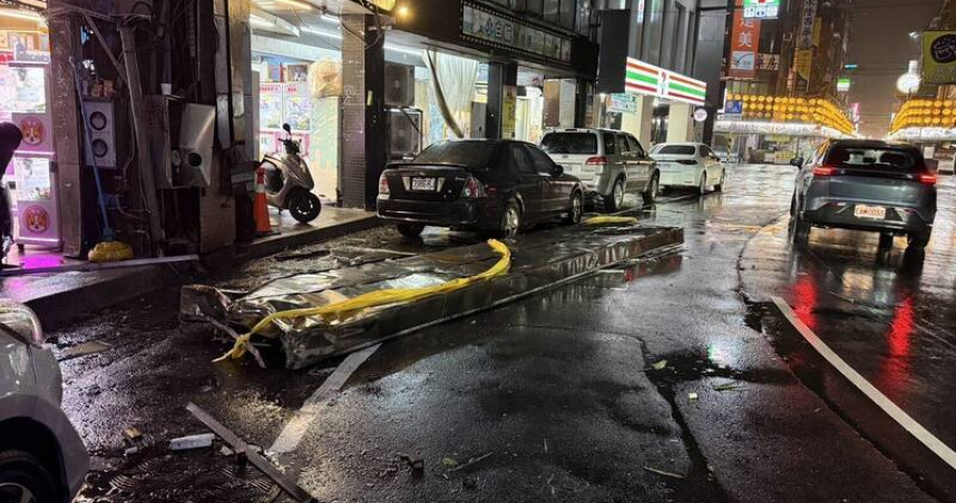 薔琵強風吹落基隆廟口巨型招牌　砸毀路旁租賃車頭頂凹陷玻璃全碎