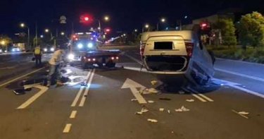 19歲男車速快180度大翻車 後方駕駛無辜遭噴飛零件波及