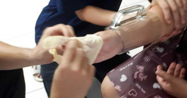 手腕塞進啤酒杯拿不出 婦人急奔消防隊求助