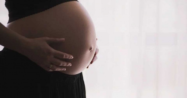 印尼少婦稱「冷風吹進她的洞」就有了! 肚皮隆起懷孕產下下女嬰