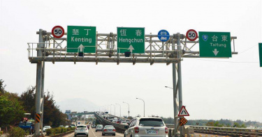 清明連假首日墾丁湧車潮 中午南下車輛逾3萬台