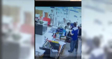 土城男不戴罩「拒實聯制」狂毆猛踹 店員頭破血流縫12針!母心痛:一定告到底
