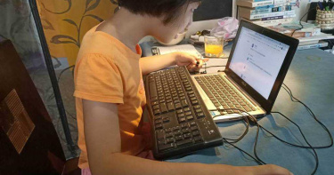 當機、沒設備!雙北全面停課遠距教學首日 全班坐等老師學會電腦
