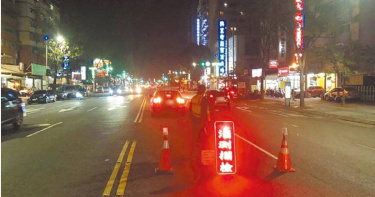 圖為警方執行酒駕攔檢勤務。（圖／高市府交通局提供／曹明正高雄傳真）