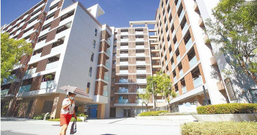 行政院自今年7月推出300億擴大租金補貼專案，補貼戶數從去年的12萬戶增加至50萬戶，但至8月底申請截止日前僅有27萬戶申請，再延長申請期限2個月。圖為民眾經過台北市北投區的新奇岩社會住宅。（圖／報系資料照）