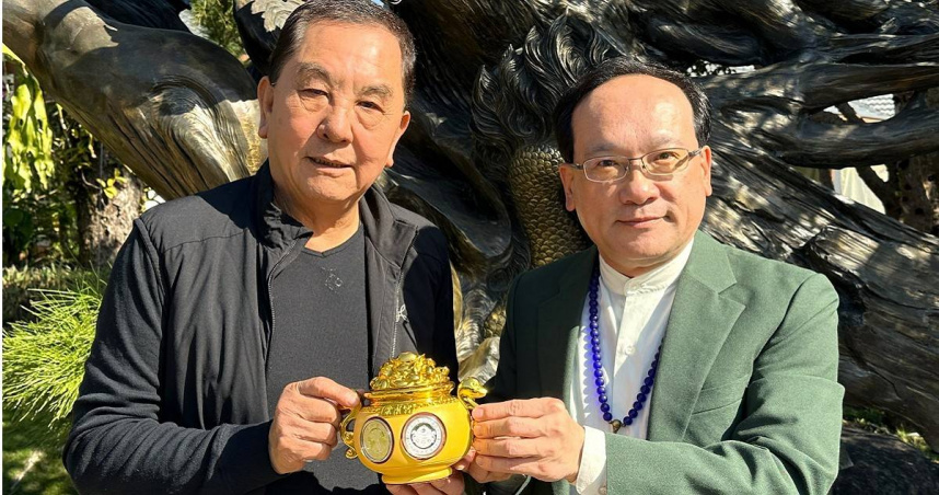 名門易理楊登嵙教授與竹山鎮紫南宮主委莊秋安手持2025年蛇年錢母套幣。（圖／楊登嵙提供）