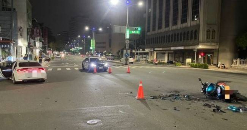 蔡男駕車欲左轉時未禮讓直行車，導致沈男騎乘的重機攔腰猛撞，造成1人骨折送醫。（圖／翻攝畫面）