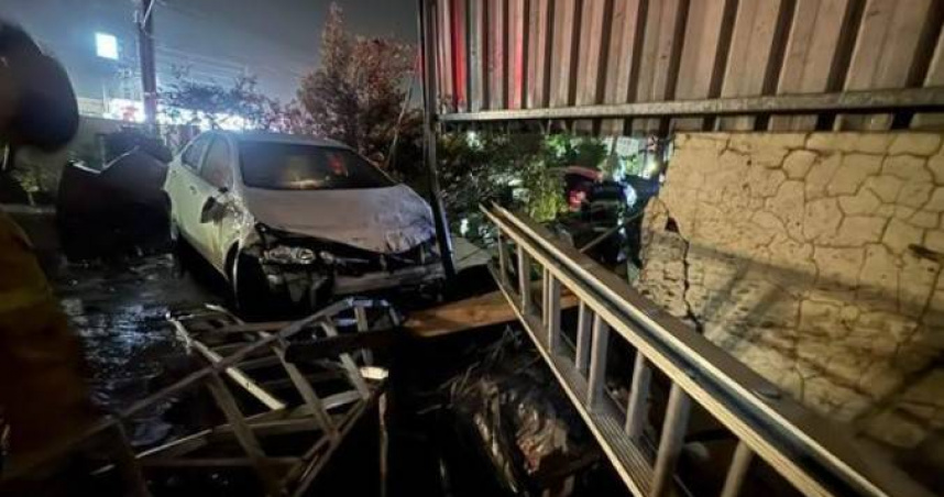 高雄1輛休旅車自撞工廠大門，警方到場時駕駛早已棄車逃逸，後續已鎖定身份通知到案。（圖／翻攝畫面）