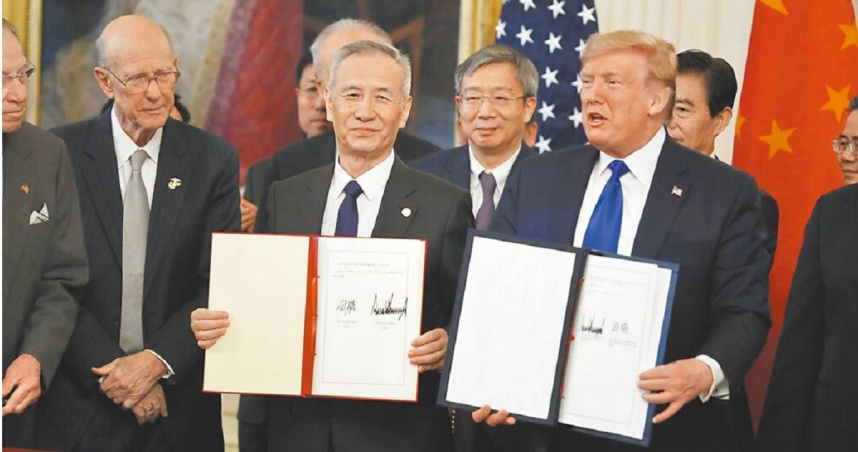 中美可能在數月內展開談判。在川普第一任內，中美談判團隊密集往返北京與華府，圖為時任中國國務院副總理劉鶴（左）與美國總統川普（右）於2020年1月15日簽署第一階段經貿協議。（圖／新華社）