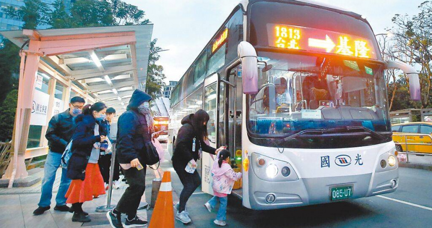 國光客運1月薪水未如期發放，引發爭議。圖為旅客在台北車站旁搭乘國光客運。（圖／中國時報范揚光攝）