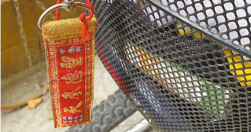 高雄連環殺人案嫌犯張介宗涉嫌用腳踏車載運屍塊，車上掛有平安符。（圖／讀者提供／中國時報洪靖宜高雄傳真）